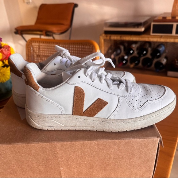 Veja V-10 Leather Sneakers Extra-White and Camel Size 8 / 39 EUC - Picture 2 of 9